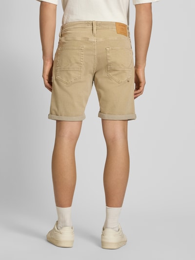 Männermodel trägt sandfarbene Regular Fit Shorts mit Umschlag Modell 'RICK' von Jack & Jones, Baumwoll-Mix, Rückenansicht Ganzkörperansicht.