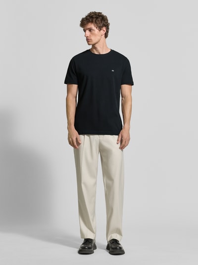 Männermodel trägt T-Shirt aus Baumwolle mit Rundhalsausschnitt von Christian Berg Men, Regular-Fit, Label-Detail, Reine Baumwolle, Herren T-Shirt, Rückenlänge 71 cm bei Größe M, Ganzkörperansicht von vorne.