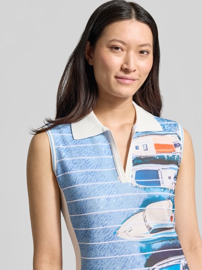 Frauenmodel trägt Knielanges Polokleid mit V-Ausschnitt von Marc Cain aus Lyocell-Mix mit maritimem Print, Körpernaher-Schnitt, Nahaufnahme Oberkörper. Rückenlänge bei Größe 36: 88 cm, Brustweite bei Größe 36: 48 cm.