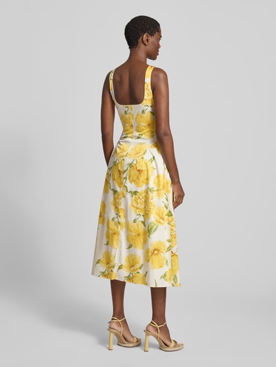 Frauenmodel trägt Damen Midikleid im Allover-Look Modell 'ISLAND' von MANGO aus Baumwoll-Elasthan-Mix, A-Linie, Karree-Ausschnitt, Ganzkörperansicht Rückansicht.