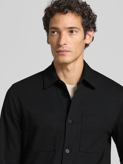 Männermodel trägt Regular fit Hemdjacke mit Viskose-Anteil Modell 'Messi' von CINQUE, Materiaalmix, Kentkraag, Knoopsluiting, borstzak, Nahaufnahme Oberkörper.