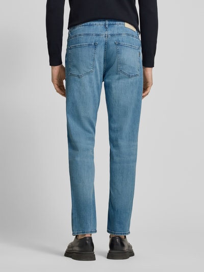 Männermodel trägt Straight Fit Jeans aus Baumwoll-Mix Modell 'MAINE' von BOSS in hellem Denim mit 5-Pocket-Design, Ganzkörperansicht Rückansicht.