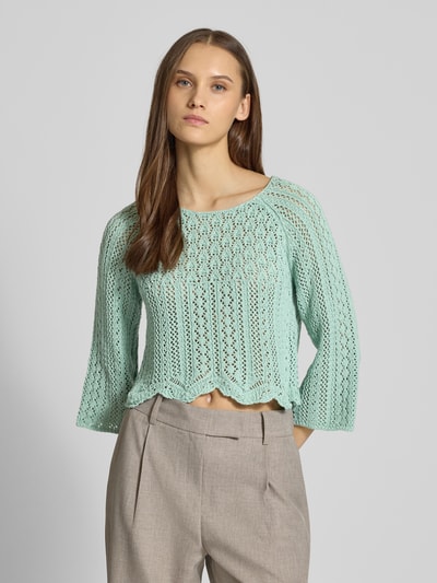 Frauenmodel trägt Cropped Pullover aus Baumwoll-Mix Modell 'NOLA' von ONLY, Optik: Unifarben, Grobstrick, Regular-Fit, Rundhals, 3/4-Arm, Ganzkörperansicht von vorne.