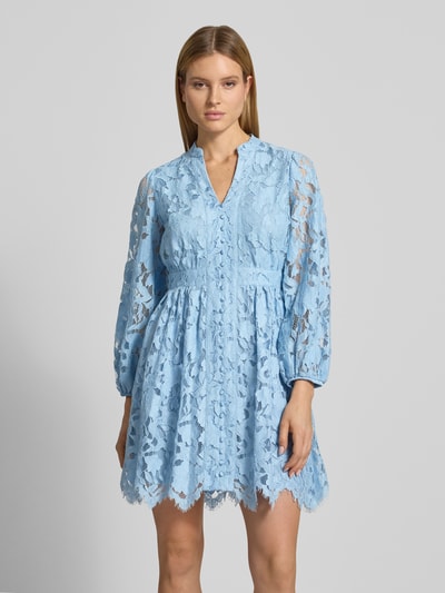 Frauenmodel trägt Knielanges Cocktailkleid aus Spitze mit Knopfleiste von V by Vera Mont in Hellblau, Material-Mix mit Baumwoll-Anteil, A-Linie, V-Ausschnitt, Ganzkörperansicht von vorne.