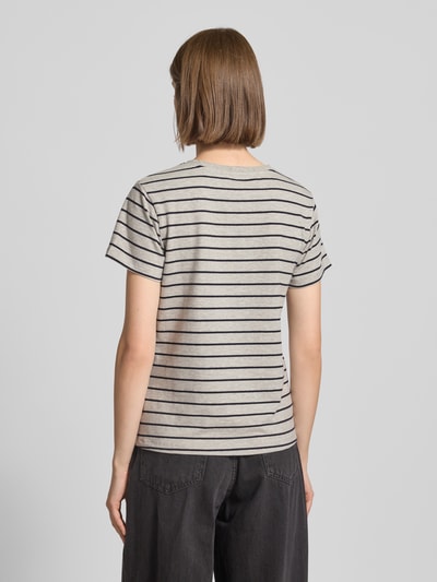 Guess Jeans T-shirt o kroju regular fit z wyhaftowanym logo Écru 5