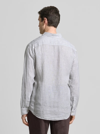 Męski model nosi koszulę casualową z lnu Modern Fit Model 'Daniel' od Brax; szare i białe paski, długość tyłu 76 cm, szerokość ramion 50 cm, długość rękawów 67 cm, kołnierzyk typu button down, listwa guzikowa; widok całej sylwetki z tyłu.