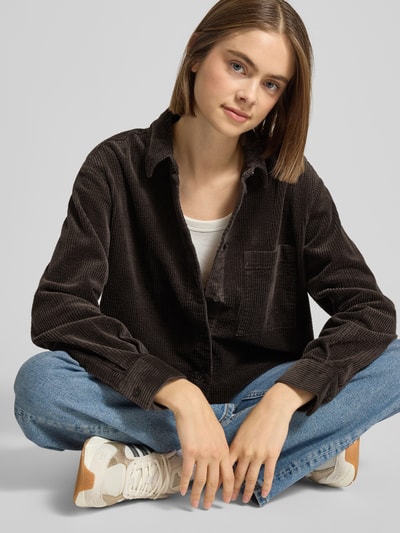 Kobiece model prezentuje Relaxed Fit Hemdbluse aus reiner Baumwolle od Marc O'Polo Denim, ciemnobrązowy sztruks, klasyczny kołnierzyk, widok z przodu, ujęcie całej sylwetki.
