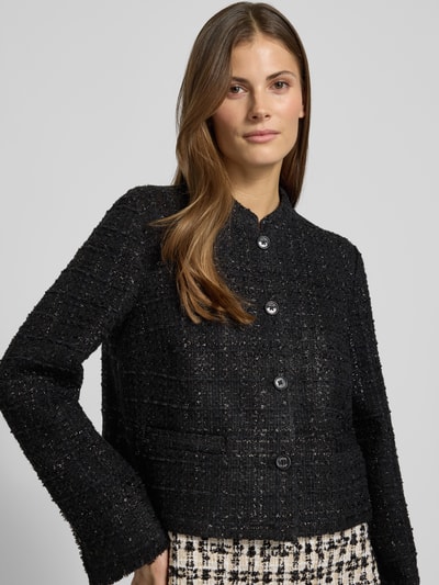 Frauenmodel trägt Regular Fit Blazer in Bouclé-Optik Modell 'Jacy' von JOOP!, Stehkragen, Knopfleiste, Nahaufnahme Oberkörper.