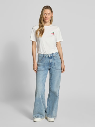 Frauenmodel trägt Damen T-Shirt aus Reine Baumwolle im Gerader-Schnitt, Modell 'SYBILLA' von Vila mit Rundhalsausschnitt, weiß, Ganzkörperansicht von vorne.
