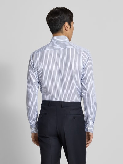 Męskimodel nosi Regular Fit Businesshemd aus Baumwolle mit Kentkragen od OLYMP, krój regular fit, krępa bawełna, listwa guzikowa, długość tyłu 81 cm, szerokość ramion 47 cm, długość rękawów 66 cm, koszula w paski, jasne kolory, widok całej sylwetki z tyłu.