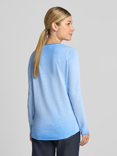 Vrouwenmodel draagt Regular Fit Langarmshirt aus Baumwoll-Mix van Smith and Soul, lichtblauw, katoenmix, rimpelzomen, ronde hals, lange mouw, ruglengte maat S 68 cm, mouwlengte 63 cm, volledige rugaanzicht.
