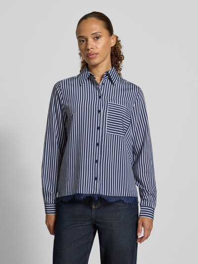 Vrouwenmodel draagt Regular Fit Hemdbluse aus Viskose-Mix van Milano Italy met streepdesign, met kant, borstzak, overhemdkraag, Met lange mouwen, ruglengte maat 36: 56 cm, mouwlengte maat 36: 63 cm, effen blauwe en witte kleuren, textuur van zachte stof, geheel aanzicht van voren.