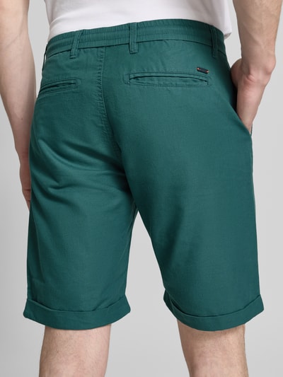 Männermodel trägt Chino-Shorts mit Tunnelzug Modell 'DAWSON' von Lerros aus Baumwoll-Leinen-Mix, Regular-Fit, Gesäßtaschen, Ganzkörperansicht Rückansicht. Bundweite bei Größe 32: 42 cm, Innenbeinlänge bei Größe 32: 26 cm.