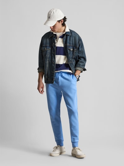 Männermodel trägt Tapered Sweatshorts aus Baumwoll-Mix von Polo Ralph Lauren, Optik: Unifarben, Nahaufnahme Ganzkörperansicht von vorne.