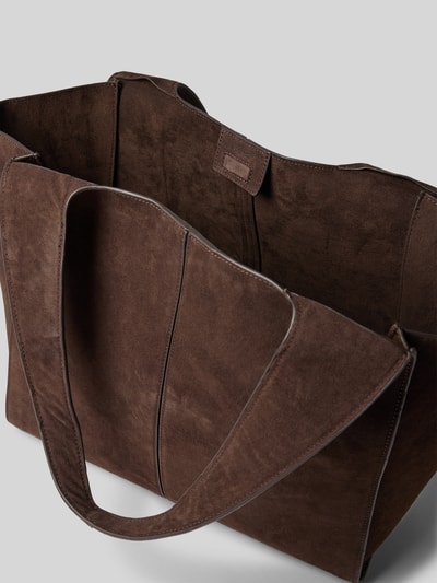 Produktfoto, braune Tote Bag aus Leder-Mix Modell 'Ramona' von MANGO mit Schulterriemen, Struktur in Veloursleder-Optik, Magnetverschluss, Breite 54 cm, Länge 33 cm, Tiefe 14 cm, Schulterriemen 62 cm.