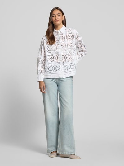 Frauenmodel trägt Regular Fit Bluse mit Lochstickerei Modell 'SANGALLO' von Stefanel aus Reine Baumwolle, weiße Farbe, Hemdblusenkragen, Ganzkörperansicht von vorne.