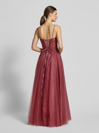 Frauenmodel trägt Abendkleid mit Stitchings und Ziersteinbesatz von Luxuar, Tüll in Tailliertem Schnitt, Maxikleid, Rückansicht Ganzkörperansicht.