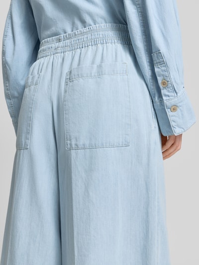 Kobiece model prezentuje Wide Fit Stoffhose in Denim-Optik Modell 'Ceiling' od Drykorn z czystej bawełny, denimowy niebieski kolor, elastyczny pas, szerokość w rozmiarze 27/34: 36 cm, długość wewnętrzna nogawki: 79 cm, tekstura gładka; detailaufnahme pleców.