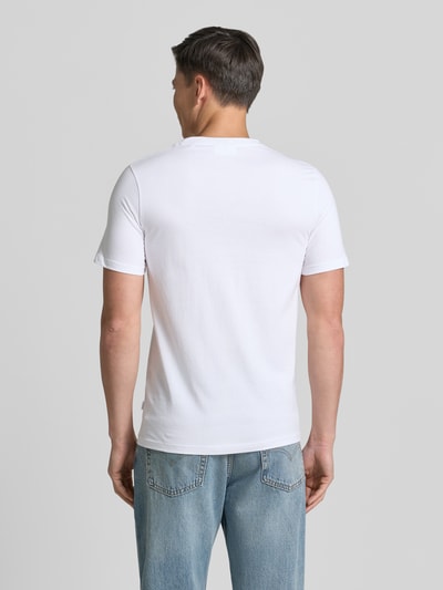 Männermodel trägt T-Shirt mit Stitching und Rundhalsausschnitt von Lindbergh aus Reine Baumwolle, Slim-Fit, Rückenlänge 71 cm, Ganzkörperansicht Rückansicht.