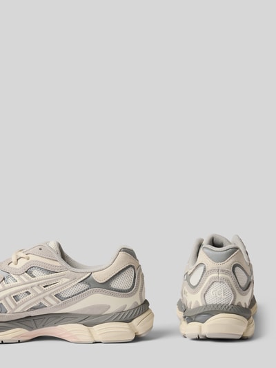 Produktfoto, Sneaker mit Label-Detail von ASICS TIGER im Material-Mix, helle Farben, strukturierte Sohle, Produktdetails im Kontext.
