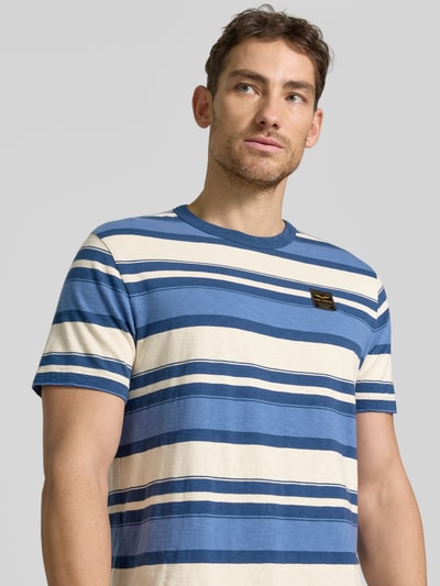 Männermodel trägt T-Shirt mit Rundhalsausschnitt und Label-Stitching von PME Legend, Streifenmuster, Reine Baumwolle, Regular-Fit, Nahaufnahme Oberkörper.