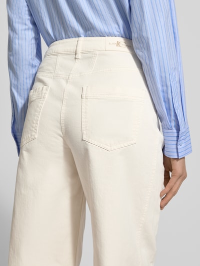Frauenmodel trägt Jeans mit Eingrifftaschen von LUISA CERANO aus Baumwoll-Elasthan-Mix in Regular-Fit, Creme, Detailaufnahme Rückansicht.