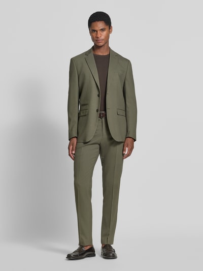 Männermodel trägt Slim Fit Anzughose mit Woll-Anteil Modell 'SLIM-NEIL' von Selected in Olivgrün, glatte Textur, Ganzkörperansicht von vorne, Herren Sakko von Selected.