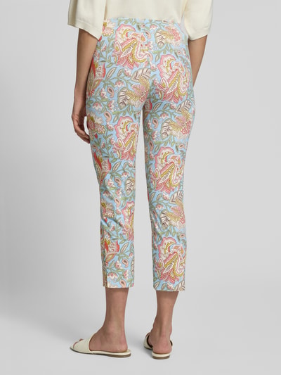 Vrouwenmodel draagt Caprihose im Allover-Look van SEDUCTIVE, materiaalmix met stretch, slim fit, deelnaden, bandwijdte maat 36: 38 cm, binnenbeenlengte maat 36: 64 cm, all-over look met pastelkleuren, bloemenmotief, gladde textuur. Volledige lichaamsweergave achteraan.