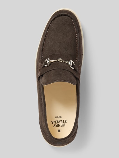 Produktfoto, Loafers aus Leder Modell 'Elia' von Henry Stevens in Braun mit abgerundeter Spitze, Schlupfform, sichtbarem Metall-Detail, Echtleder, Absatzhöhe 2 cm, Schafthöhe 7 cm, Schaftweite 12 cm, klare Linien, glatte und samtige Textur.