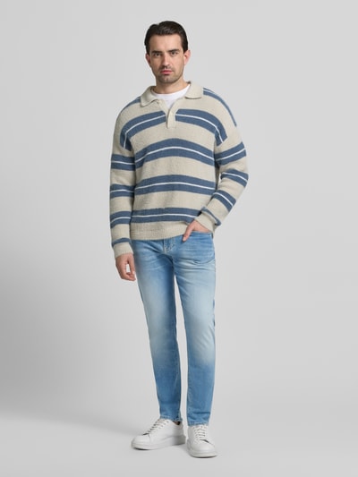 Männermodel trägt Slim Fit Jeans aus Baumwoll-Mix Modell 'ONYX' von BOSS Orange in Hellblau, 5-Pocket-Design, Ganzkörperansicht von vorne.