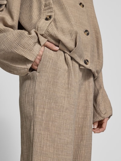 Frauenmodel trägt Stoffhose aus Viskose-Mix mit elastischem Bund von YAS, beige, strukturierte Oberfläche, Nahaufnahme Oberkörper, Modell 'RINA', Wide Leg, Damen, Stretch-Anteil, Bundweite 38 cm, Innenbeinlänge 78 cm.