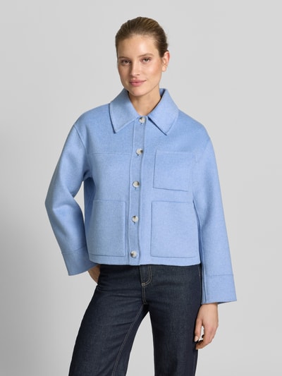 Frauenmodel trägt Jacke mit aufgesetzten Taschen Modell 'Helia' von OPUS in Hellblau, Baumwoll-Mix, Knopfleiste, Umlegekragen, Ganzkörperansicht von vorne.