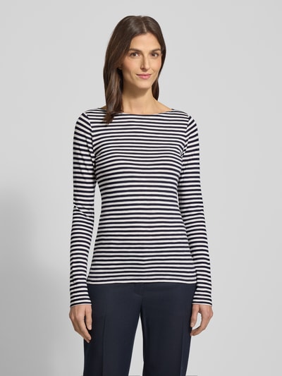 Vrouwenmodel draagt Longsleeve uit biologische katoen van MARC O'POLO, getailleerd, streepjes, ronde hals, vooraanzicht busteshot.