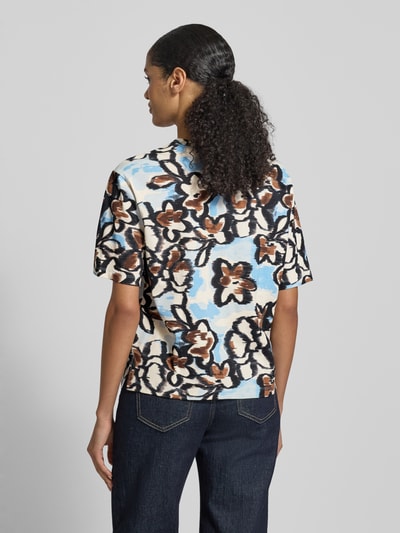 Vrouwenmodel draagt T-Shirt aus reiner Baumwolle van JAKE*S STUDIO WOMAN, losse fit, ronde hals, halflange mouw, ruglengte 58 cm, bloemmotief, kleuren blauw, beige, bruin, zwart, volledige rugaanzicht.