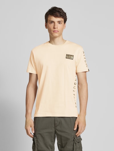 Alpha Industries T-Shirt mit Rundhalsausschnitt Modell 'Camo Sleeve' Offwhite 4