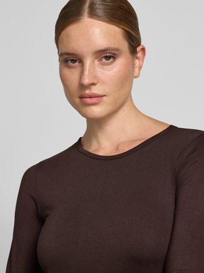 Frauenmodel trägt Longsleeve aus Viskose-Elasthan-Mix Modell 'Liana' von FREE/QUENT, schokobraun, glatte Textur, Nahaufnahme Oberkörper. Damen Longsleeve, Slim Fit, Rundhalsausschnitt, Rückenlänge 59 cm bei Größe S.