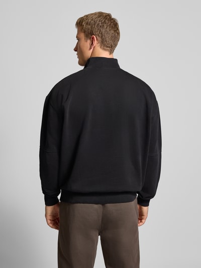 Męskimodel nosi Oversized Sweatshirt mit Stehkragen od Pegador, mieszanka bawełny, prążkowane wykończenia, haftowane logo, Ganzkörperansicht Rückansicht.