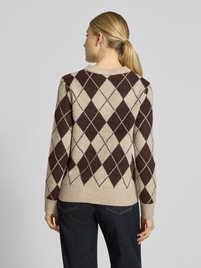 Frauenmodel trägt Strickjacke im Allover-Look Modell 'AGGIE' von VILA, braunes und beiges Rautenmuster, Regular Fit, Material-Mix, Ganzkörperansicht Rückansicht.