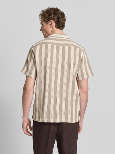 Mannelijk model draagt Modern Fit Freizeithemd mit Reverskragen van Lindbergh in beige met verticale strepen, viscosemix, rugaanzicht, ruglengte 74 cm, schouderbreedte 47 cm, mouwlengte 24 cm.