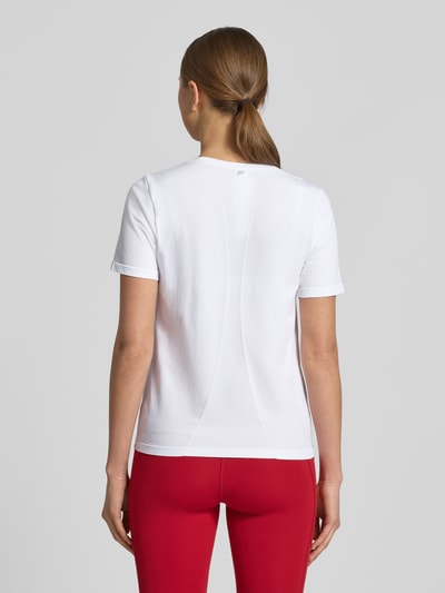 Vrouwenmodel draagt Regular fit T-shirt met ronde hals Model 'Feather' van Fabletics, elastische mix, witte kleur, ruglengte S 54 cm, volledige achteraanzicht.