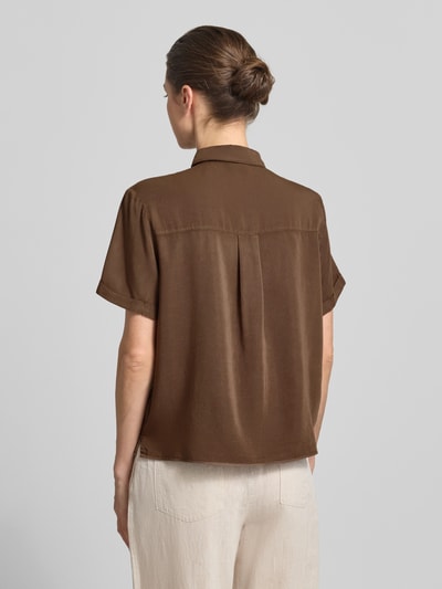 Frauenmodel trägt Regular Fit Hemdbluse mit 1/2-Arm von Jake*s Casual aus mieszanka wiskozy, kołnierzyk typu kent, listwa guzikowa, brązowy, gładka struktura, długość tyłu 62 cm, długość rękawów 21 cm, Ganzkörperansicht Rückansicht.