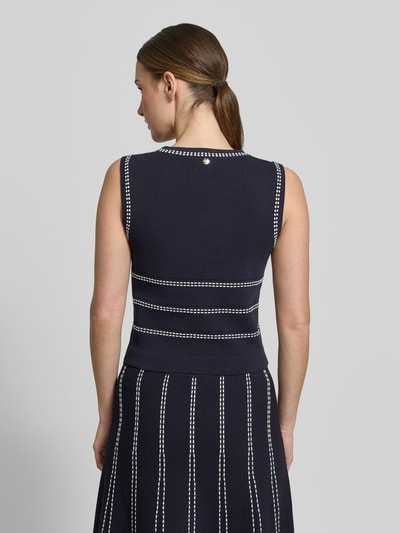 Frauenmodel trägt Stricktop aus Viskose-Mix mit Rundhalsausschnitt von Liu Jo White, Slim-Fit, Stitchings, Rückenlänge 47 cm, Ganzkörperansicht Rückansicht.