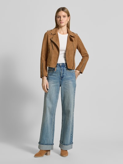 Vrouwenmodel draagt Regular Fit Lederjacke met Umlegekragen model 'Cherry' van Blauer Usa in echt leer, ritssluiting, steekzakken met ritssluiting, ganzekörperaanzicht van voren.