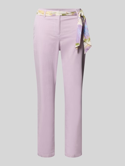 Produktfoto, Slim Fit Chino mit Viskose-Anteil von Christian Berg Woman in zartem Flieder, elastischer Baumwoll-Mix, abnehmbares Stoffband, Knopf-Reißverschluss, verkürzte Passform