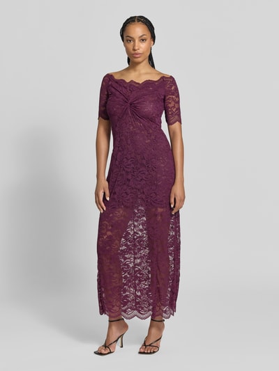 Frauenmodel trägt Maxikleid mit Allover-Spitzenbesatz von Rabanne in dunklem Lila, elastischer Material-Mix, tailliert, blickdichtes Unterkleid, Kurzarm, florales Muster, Ganzkörperansicht von vorne.