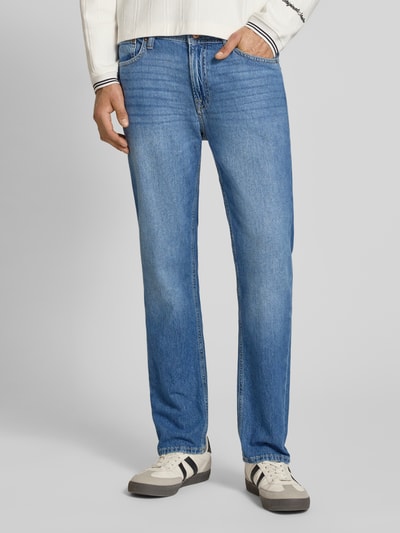 Männermodel trägt Regular Fit Jeans im Used-Look Modell 'CLARK' von Jack & Jones aus reiner Baumwolle mit Eingrifftaschen, Nahaufnahme Oberkörper. Bundweite 45 cm, Innenbeinlänge 84 cm, Größe 32/34.
