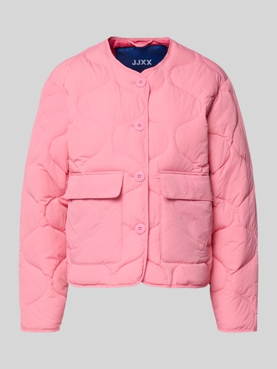 Produktfoto, różowa steppjacke z okrągłym dekoltem, patkami na kieszeniach, zapięcie na guziki, proste rękawy, model 'HOPE' od JJXX, krój regular fit, Szerokość w rozmiarze S: 51 cm, długość pleców w rozmiarze S: 56 cm, szerokość ramion w rozmiarze S: 45 cm, długość rękawa w rozmiarze S: 56 cm, tekstura pikowana