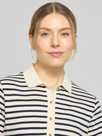 Frauenmodel trägt Knielanges Kleid mit Polokragen Modell 'Travissa' von JOOP! aus Reine Baumwolle, Streifenmuster, Nahaufnahme Oberkörper.