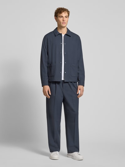 Männermodel trägt dunkelblaues Overshirt mit Viskose-Anteil Modell 'ARTO' von Casual Friday, Material-Mix, gerade Form, Ganzkörperansicht von vorne.