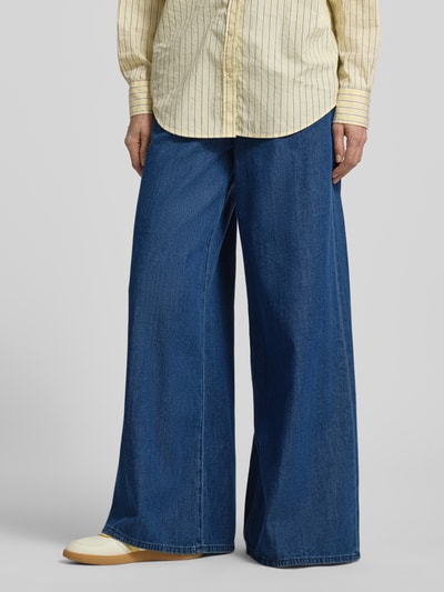 Frauenmodel trägt Loose Fit Hose aus Bio-Baumwoll-Lyocell-Mix Modell 'KELAANI' von Armedangels, Denim-Optik, Ganzkörperansicht von vorne.